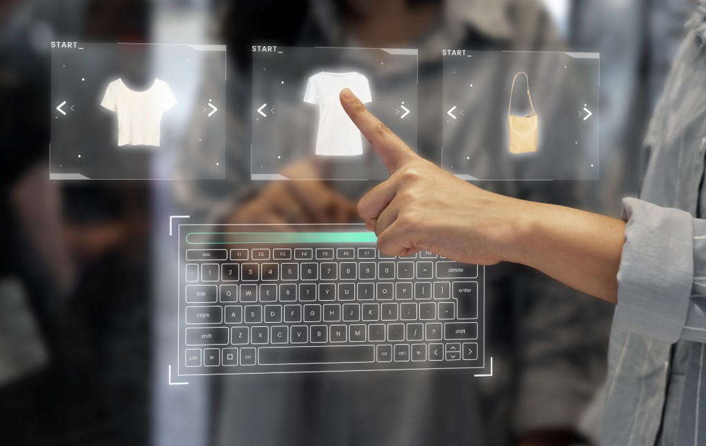 Teclado y mujer eligiendo productos de una pagina digital